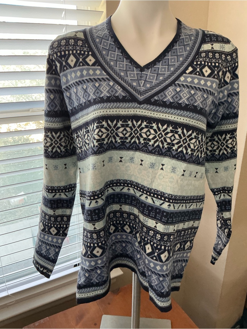 Womens D&Co V-Neck Fair Isle Sweater in Navy and Light Blue Size Small